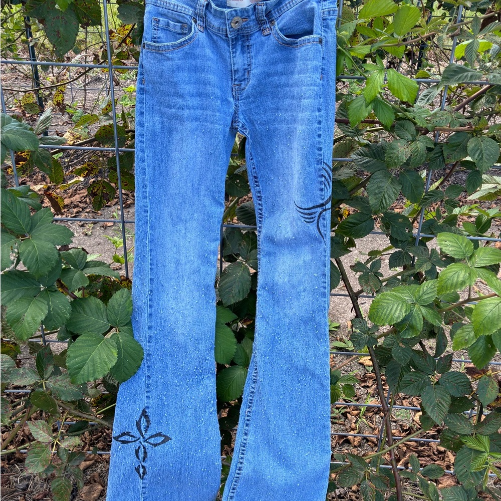 Women’s No Boundaries Distressed Shotgun Jeans w/Christian Hand Paintings, Size7 - Picture 6 of 16